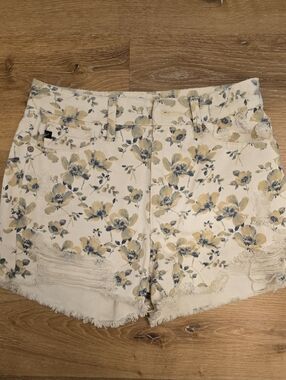 Floral Print Frayed Hem Women’s Shorts